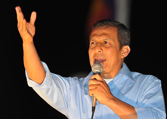 Comandante aposentado Ollanta Humala discursa a apoiadores aps saber de vitria no primeiro turno