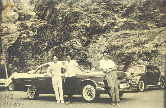 Algumas famlias conseguiam comprar carros americanos, como este Dodge Coronet; clique e veja mais imagens