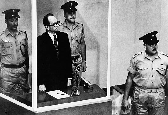 Foto de 1962 mostra Adolf Eichmann em gaiola de vidro, durante julgamento em corte de Jerusalm