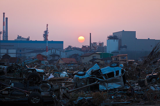 Quase 5 semanas depois do desastre, entulho ainda est empilhado na cidade de Ishinomaki, em Fukushima