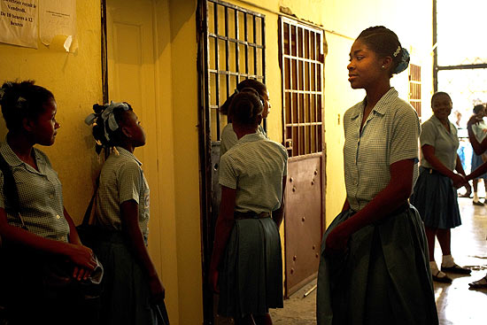 Meninas haitianas em escola de Porto Príncipe exclusiva para moças