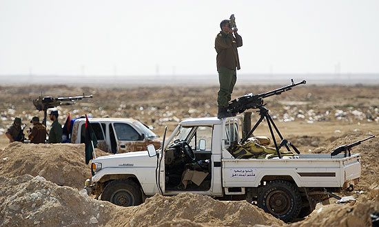 Rebelde lbio observa horizonte enquanto guarda posto rebelde na Lbia; Otan resiste  presso por maior atuao