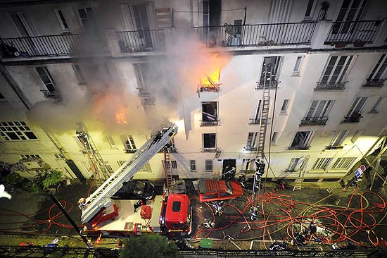 Bombeiros lutam para apagar chamas em prédio de bairro popular de Paris; quatro se jogaram da janela e morreram