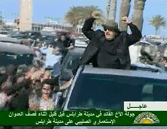Imagem de TV mostra ditador lbio, Muammar Gaddafi, nas ruas de Trpoli durante ataques areos