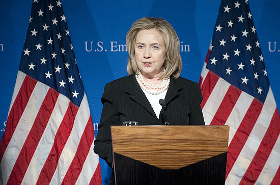 Em Berlim, Hillary disse que os aliados da Otan buscam maneiras de oferecer financiamento aos rebeldes libios