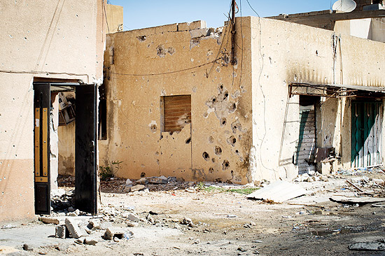 Violentos confrontos deixam marcas na cidade de Misrata; rebeldes denunciam "massacre" de Gaddafi no local