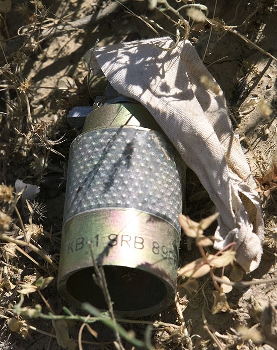 Imagem de arquivo mostra parte de bomba de fragmentao ainda no detonada no norte do Iraque, em 2003