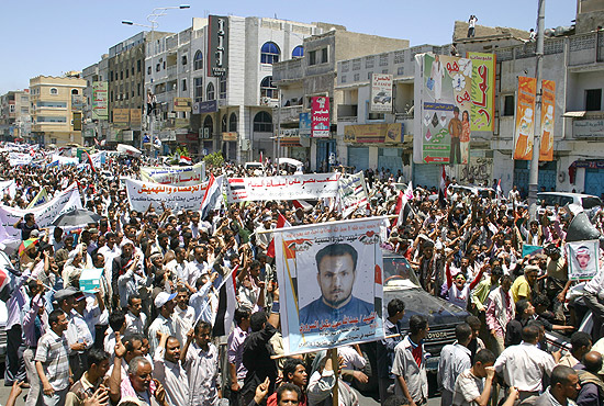Milhares de manifestantes vo s ruas em Taez, em mais um dia de protestos pela queda do ditador