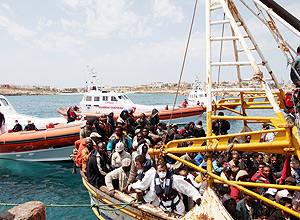 Barco com 760 imigrantes chega  ilha de Lampedusa; outra embarcao teria sido deixada  deriva no mar Mediterrneo 
