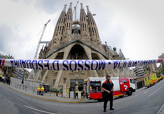 Policial vigia Basílica da Sagrada Família em Barcelona, onde incêndio forçou retirada de turistas 