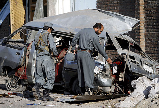 Bomba deixada em micro-nibus matou ao menos trs policiais na provncia de Nangarhar, no Afeganisto