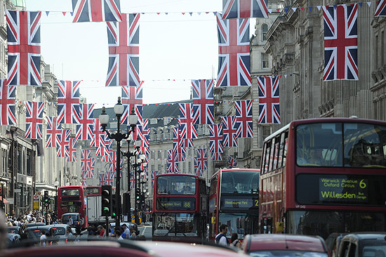 Bandeiras enfeitam rua Regent, em Londres, como preparação para casamento real
