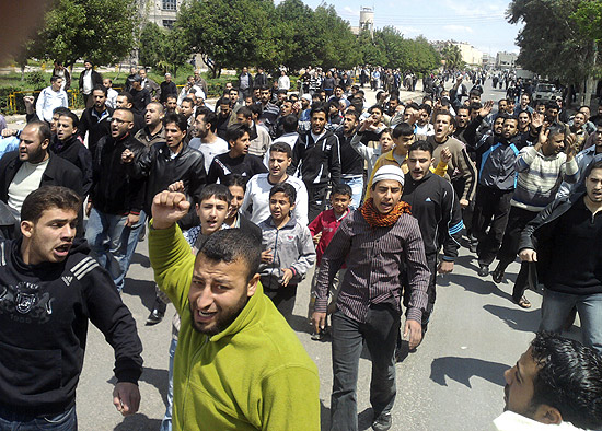 Manifestantes saem às ruas de Homs; ao menos 88 pessoas morrem durante confrontos