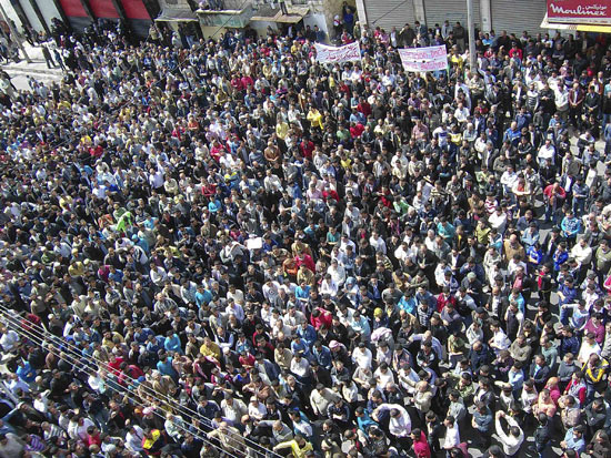 Multido protesta na cidade porturia de Banias, na Sria; ao menos 70 pessoas morreram, indicam ativistas