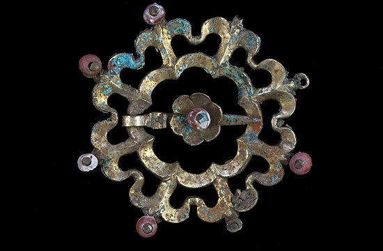 Foto divulgada pelas autoridades austríacas mostra um broche ornamentado com pedras; joias têm 650 anos