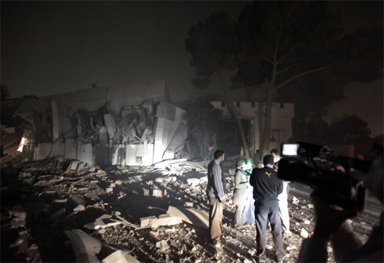Mundo | Bombardeio da Otan destrói complexo residencial de Gaddafi em Trípoli