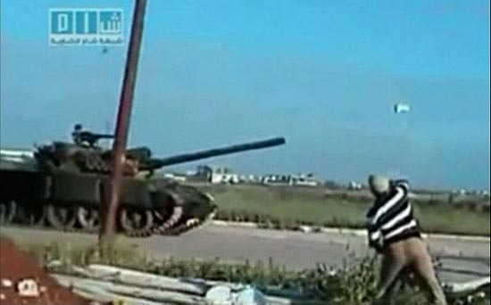 Homem atira pedras contra tanque do Exrcito srio; ditador Bashar al Assad enviou tropas  cidade de Deraa
