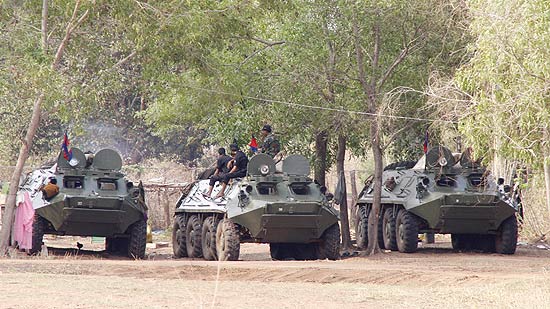 Veculos blindados cambojanos patrulham rea disputada com Tailndia; trs dias de combates deixaram 12 mortos
