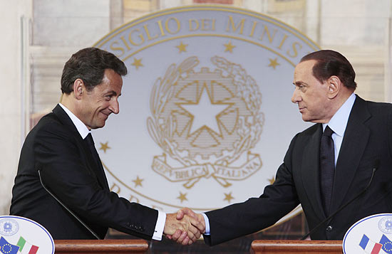 Sarkozy (esq.) e Berlusconi (dir.) reuniram-se em Roma nesta tera-feira e pediram mudanas nas regras de imigrao