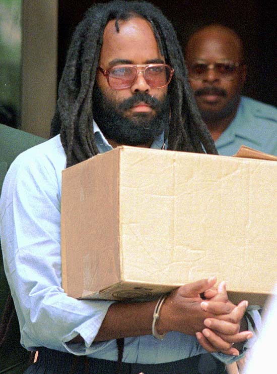 O 
ativista negro Mumia Abu-Jamaldeixa corte de Filadélfia em julho de 
1995; sua condenação não será revista
