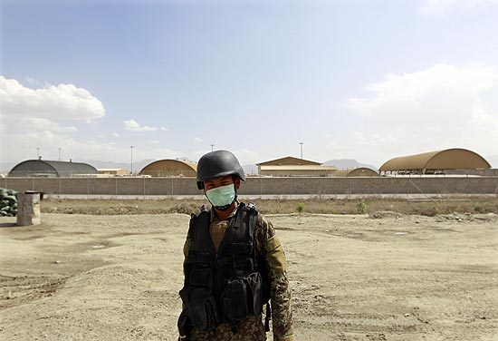 Soldado afego faz guarda em frente  base da Fora Area em Cabul onde piloto matou seis soldados da Otan