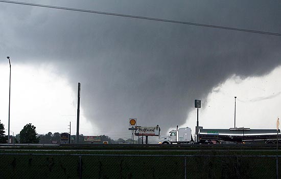 Tornado passa por Tuscaloosa, no Alabama, Estado mais atingido pelo mau tempo que varre o sul dos EUA