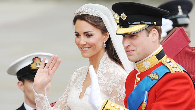 O príncipe William e a princesa Catherine seguem de carruagem a palácio