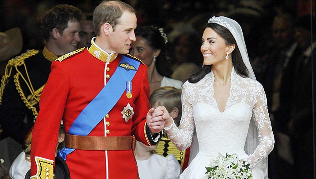 Prncipe William deixa Abadia ao lado de Kate Middleton; casal se une sob olhos do mundo