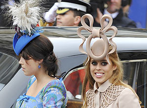 Princesa Beatriz chega à cerimônia ao lado da irmã; chapéu extravagante faz sucesso