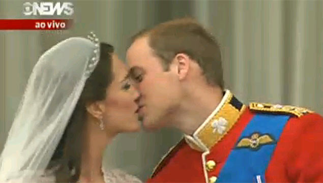 Kate Middleton e prncipe William na sacado do palcio de Buckingham
