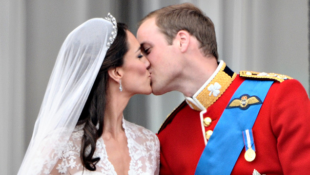 Príncipe William dá um beijo em sua mulher, a agora duqesa Catherine, no balcão do Palácio de Buckingham