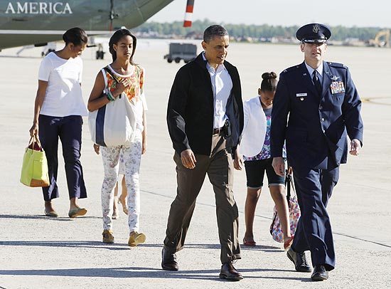Presidente Barack Obama, sua mulher, Michelle, e as filhas Malia e Shasha, caminham para avio para viajar ao Alabama