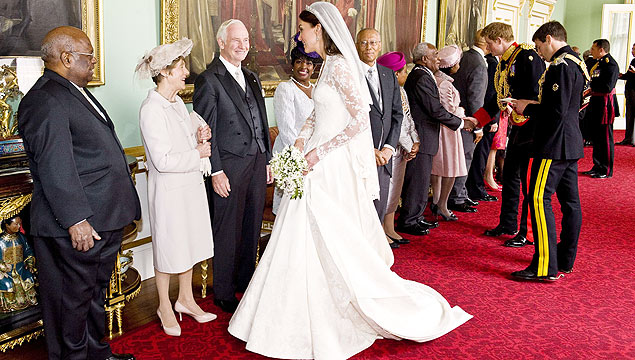Kate Middleton conhece governador-geral do Canada, David Johnston, em recepo no Palcio de Buckingham