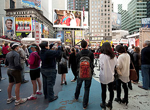 Fs da realeza britnica se renem na Times Square, em NY
