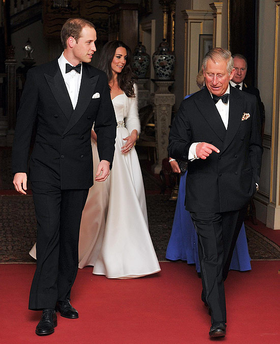 William e Kate retornam ao palcio de Buckingham para a festa aps seu casamento na abadia de Westminster