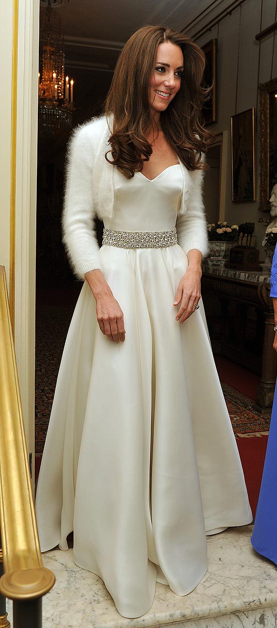 Kate usou outro modelo de Sarah Burton: um vestido de noite branco de cetim, bordado de brilhantes na cintura
