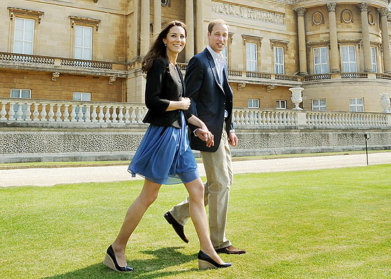 Prncipe William e Kate caminham no Palcio de Buckingham at helicptero; destino da lua de mel  um mistrio