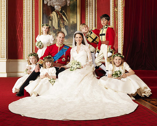 Kate exibe o glamour de seu vestido em uma foto com o marido, prncipe William, e suas daminhas e pajens