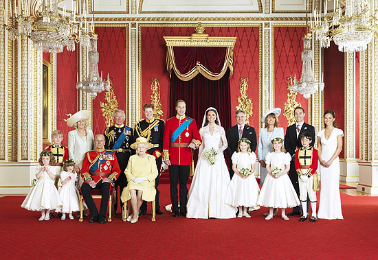 Os noivos aparecem cercados dos irmos, pais e daminhas e pajens, alm da rainha, em tradicional foto de casamento