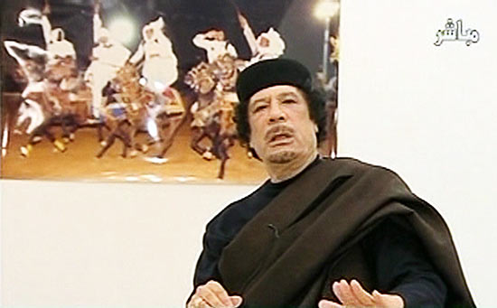 Imagem retirada de vídeo mostra Muammar Gaddafi em mais um discurso de resistência contra tropas da Otan