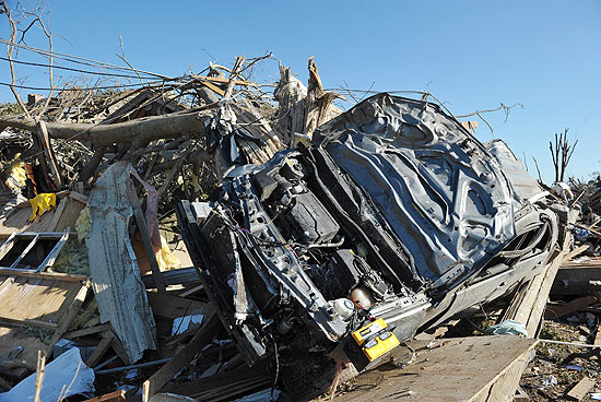 Carro fica destrudo por tornado em Tuscalosa, no Estado do Alabama, que tem 254 mortos
