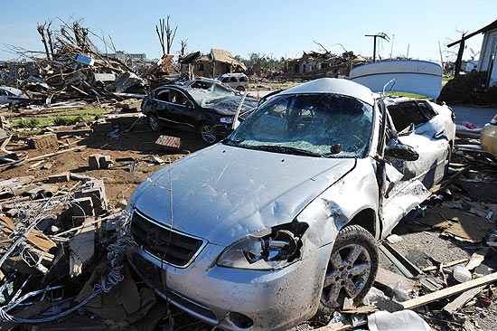 Veículos danificados após tornado em Tuscalosa, no Alabama; mortos chegam a 350