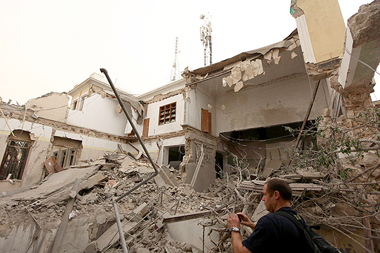 Ataque da Otan atinge escola para deficientes; prédio estava vazio no momento do bombardeio