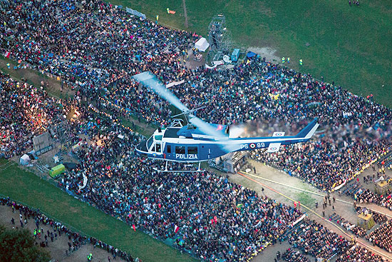 Vista aérea de multidão que compareceu a vigília para o papa João Paulo 2º