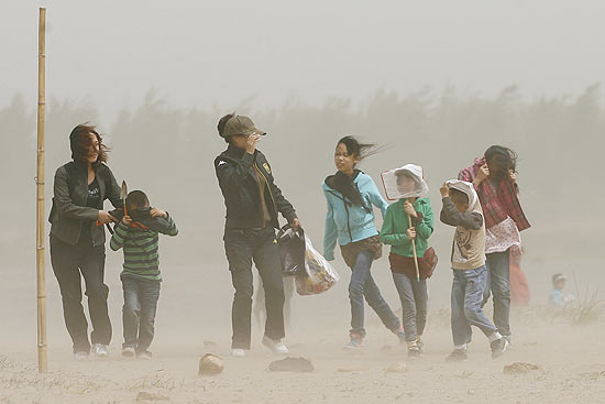 Visitantes caminham em meio a tempestade de areia nos arredores de Shijiazhuang, na provncia de Hebei