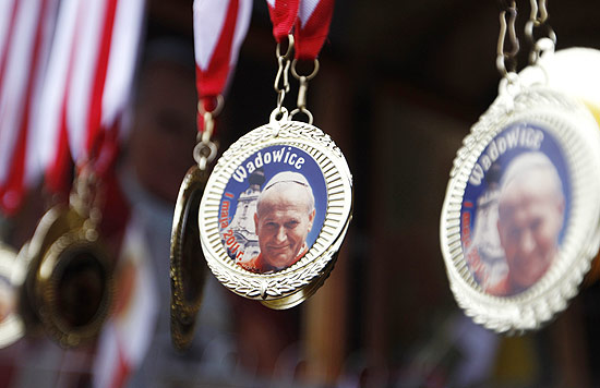 Medalhas com a imagem de João Paulo 2º são apenas uma das opções de objetos em homenagem ao beato