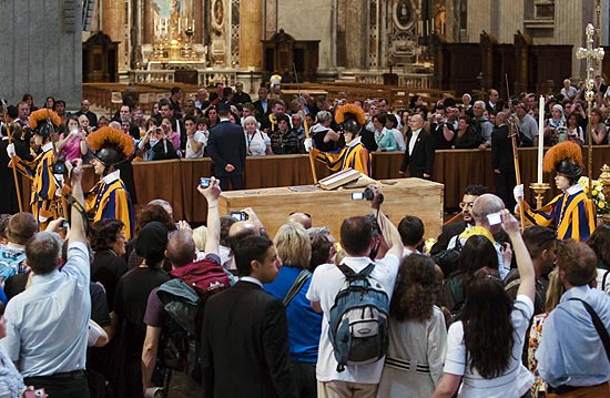 Fiéis fazem fila para ver e fotografar o caixão do agora beato João Paulo 2º, na Basílica de São Pedro