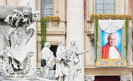 Retrato gigante de Joo Paulo 2  revelado na fachada da Baslica de So Pedro, durante beatificao