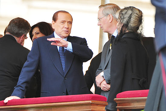 Premi Silvio Berlusconi conversa com convidados na chegada  beatificao de Joo Paulo 2