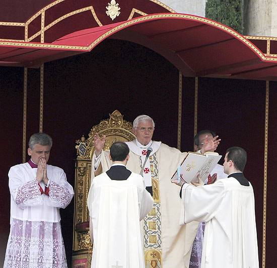 Papa Bento 16 oficializa beatificação de seu antecessor, João Paulo 2º, em cerimônia na praça São Pedro